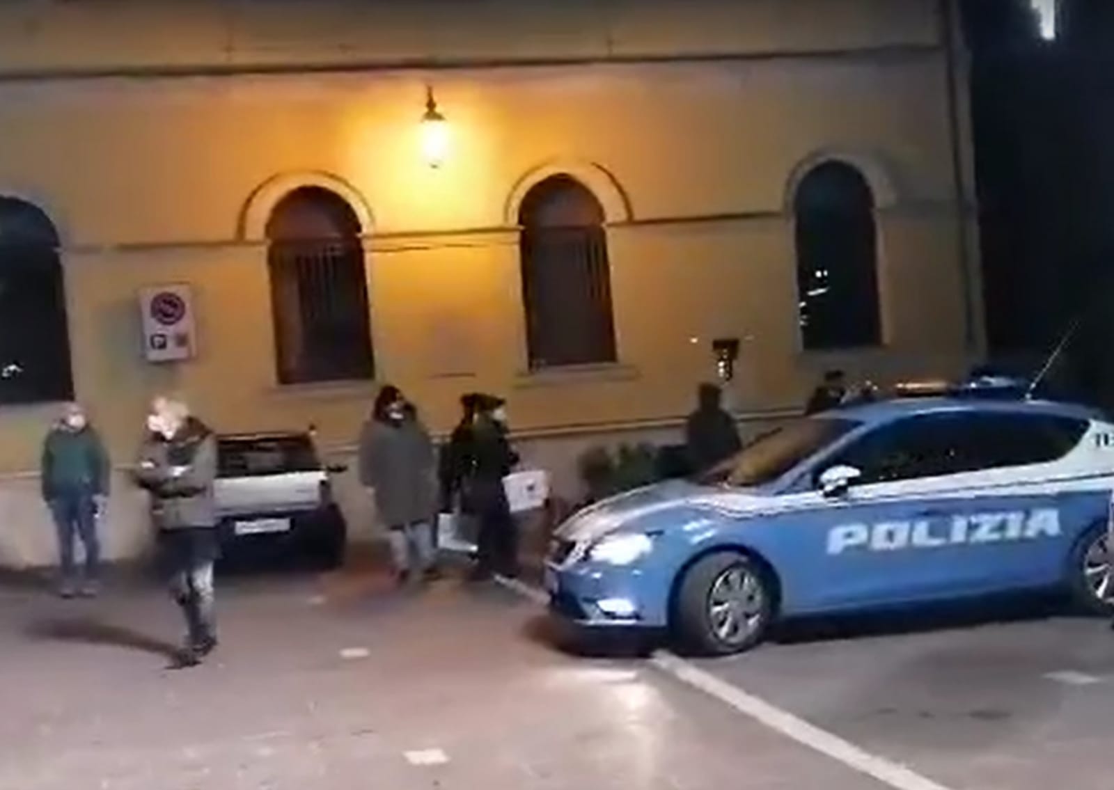 Teramo – Maxi assembramento di giovani in piazza Orsini, arrivano forze dell’ordine