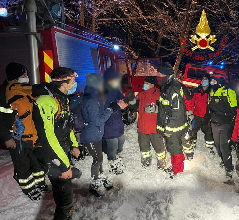 Persi sul Monte Catria sotto una fitta nevicata, recuperati due escursionisti