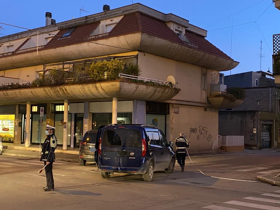Porto d’Ascoli – Schianto in via Mare, finisce con l’auto contro un porticato
