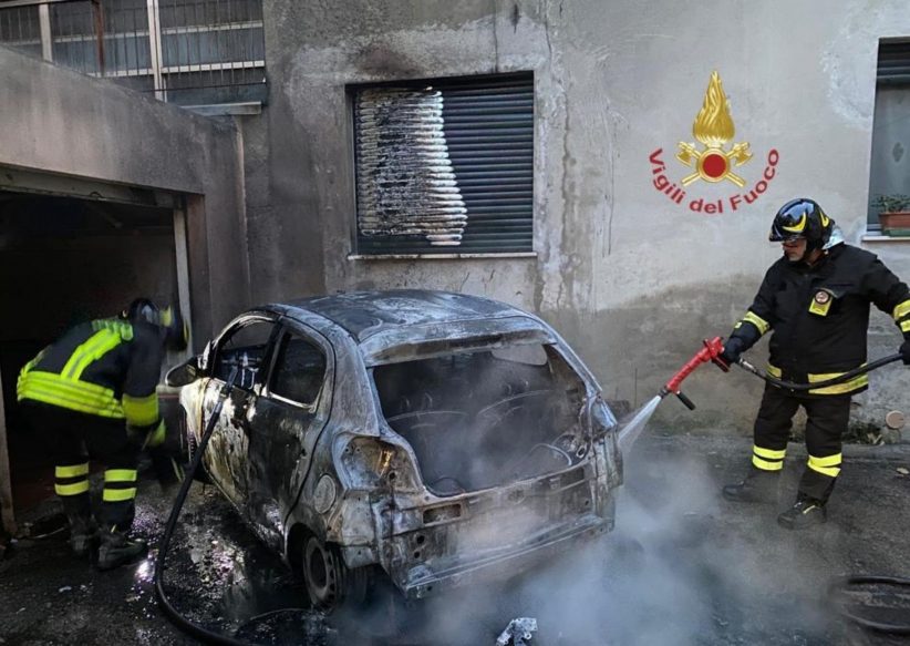 auto in fiamme Pescara