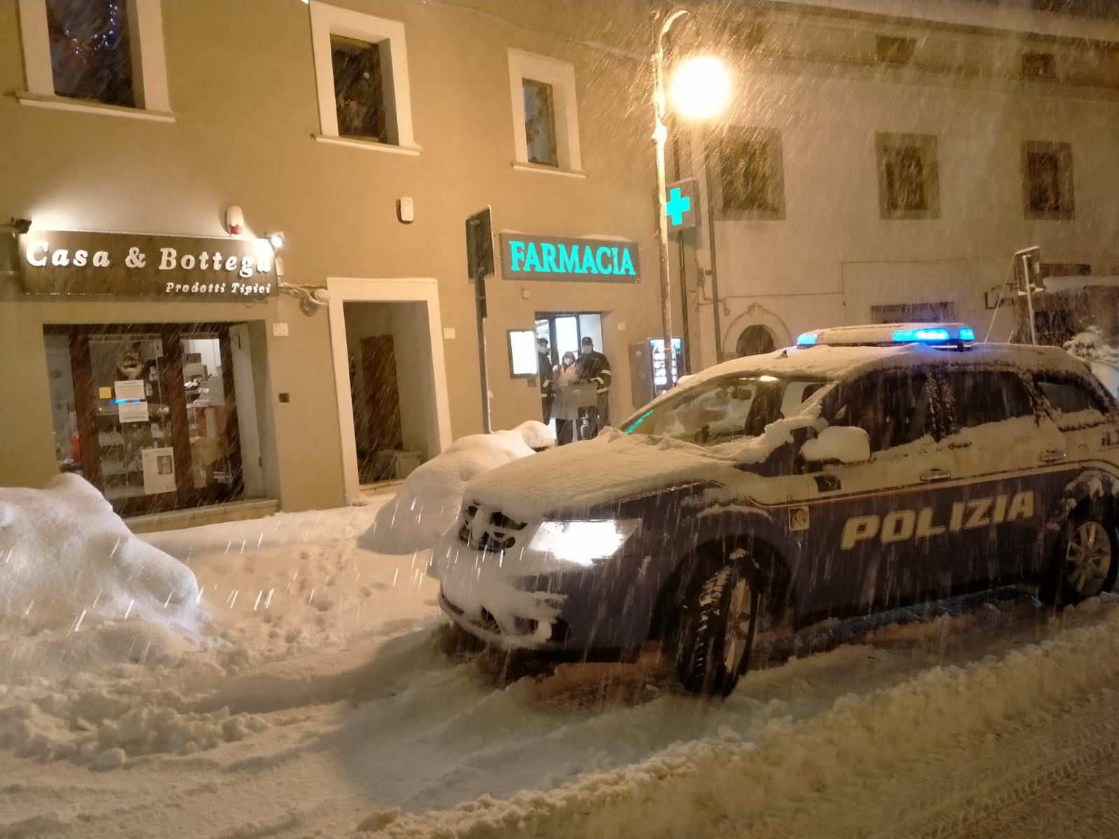 Ovindoli: Furgone bloccato per la neve, la Polizia Stradale soccorre l’autista e provvede  al trasporto dei farmaci