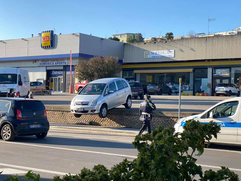 Porto d’Ascoli – Si sfrena l’auto e finisce in bilico sulla Statale