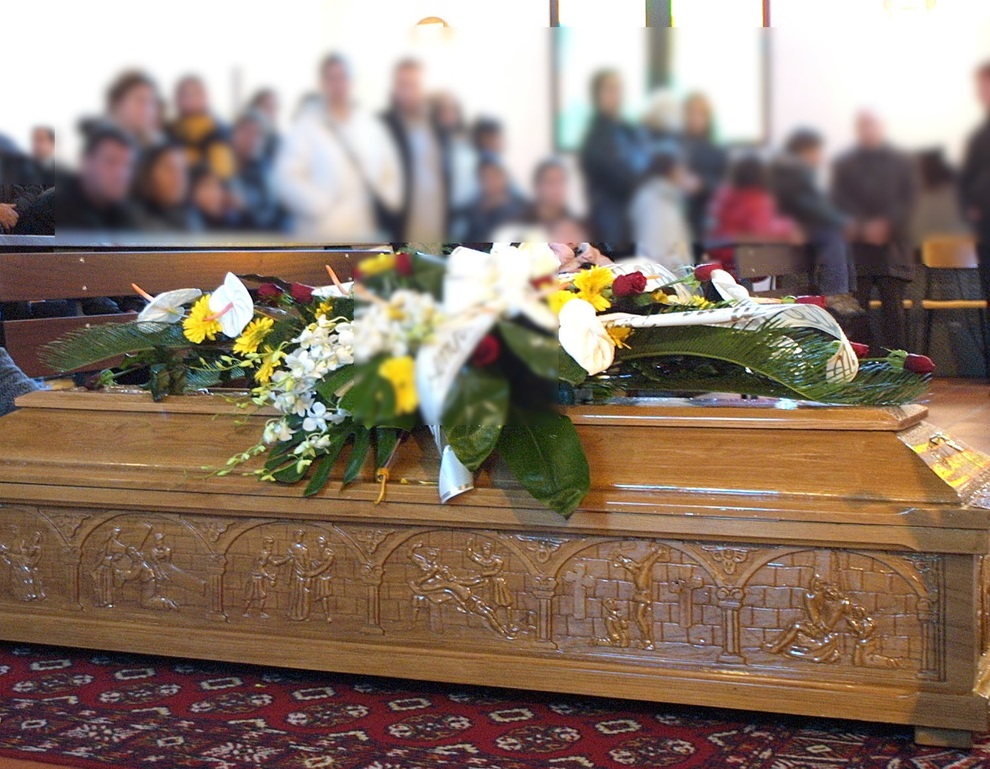 Senigallia – Finge un funerale e tenta di farsi ricaricare la Postepay