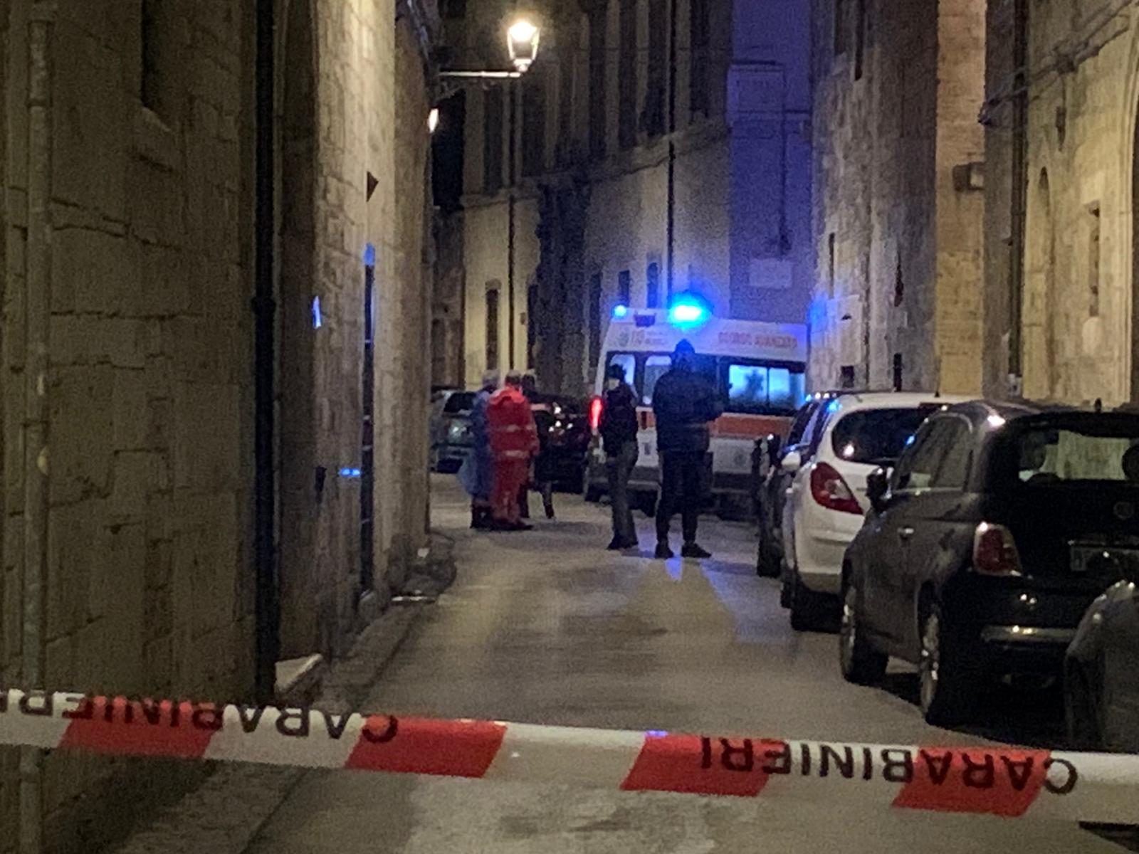 Ascoli Piceno – Cadavere in strada, ipotesi accoltellamento