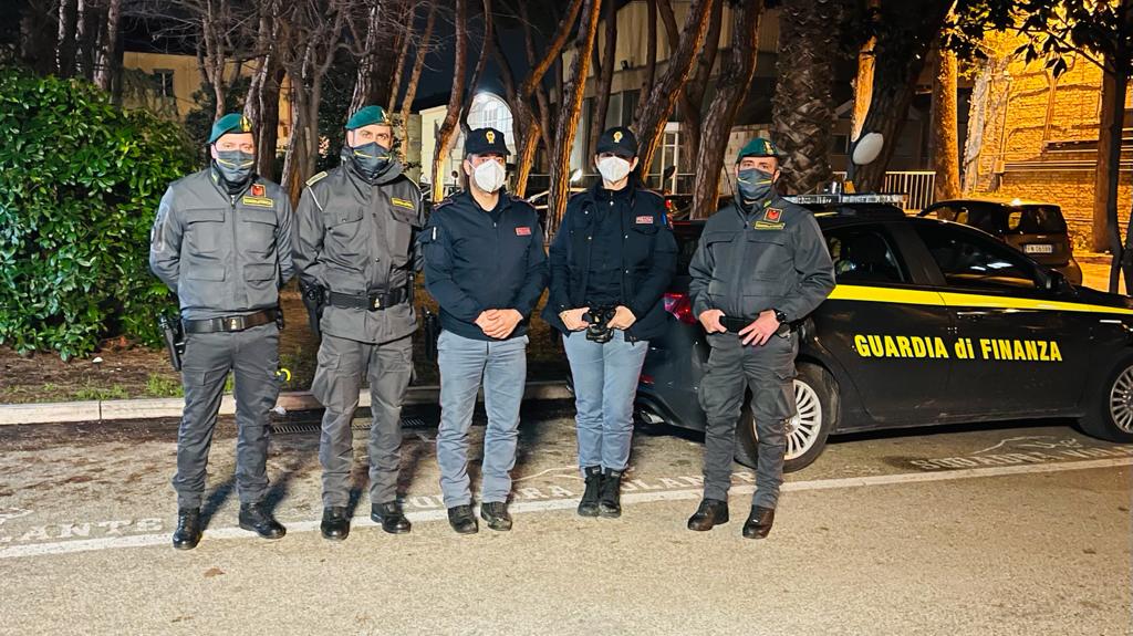 Pescara, rapina in negozio multietnico: Polizia di Stato e Guardia di Finanza arrestano i presunti autori