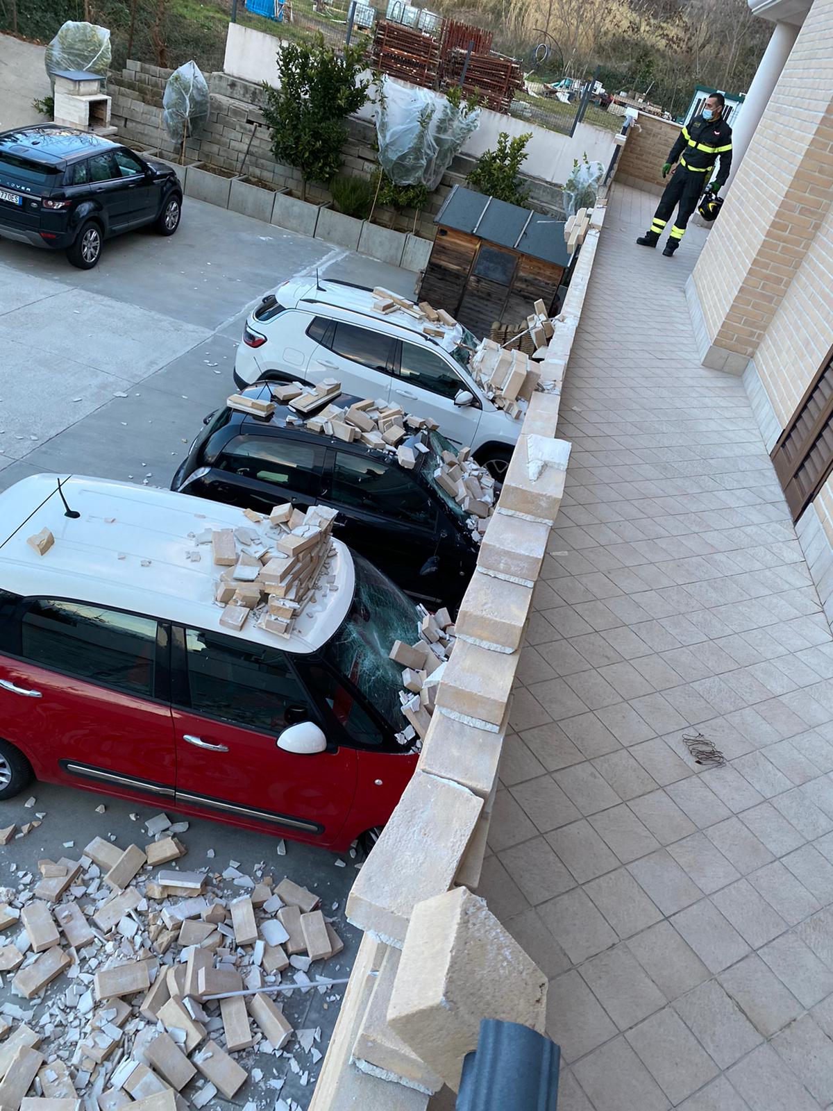Teramo – Vento forte: crolla balcone, mattoni sulle auto