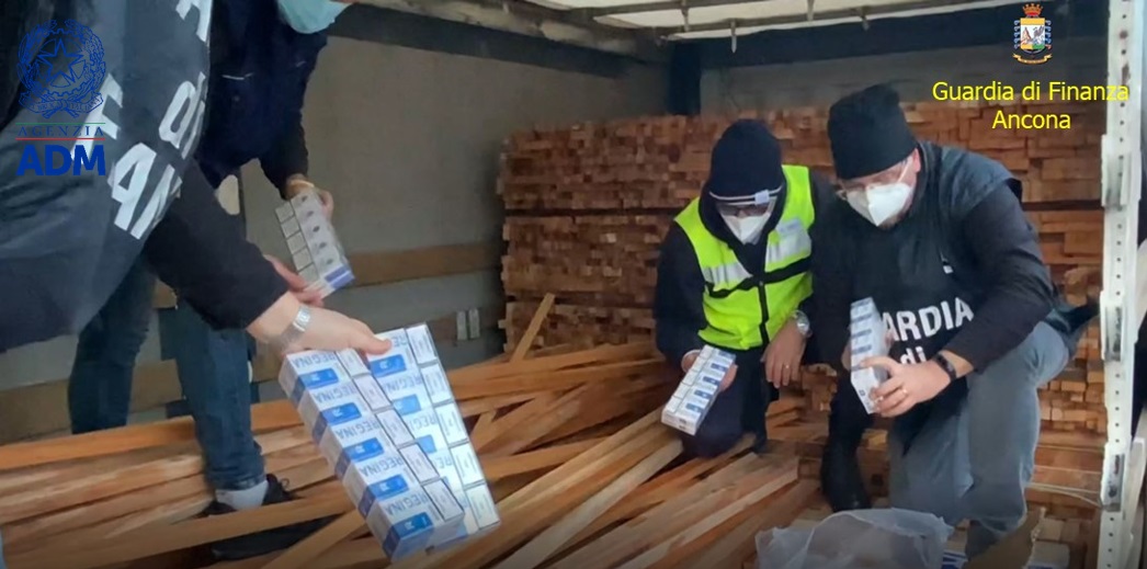 Ancona – Sigarette di contrabbando nascoste in un carico di legname