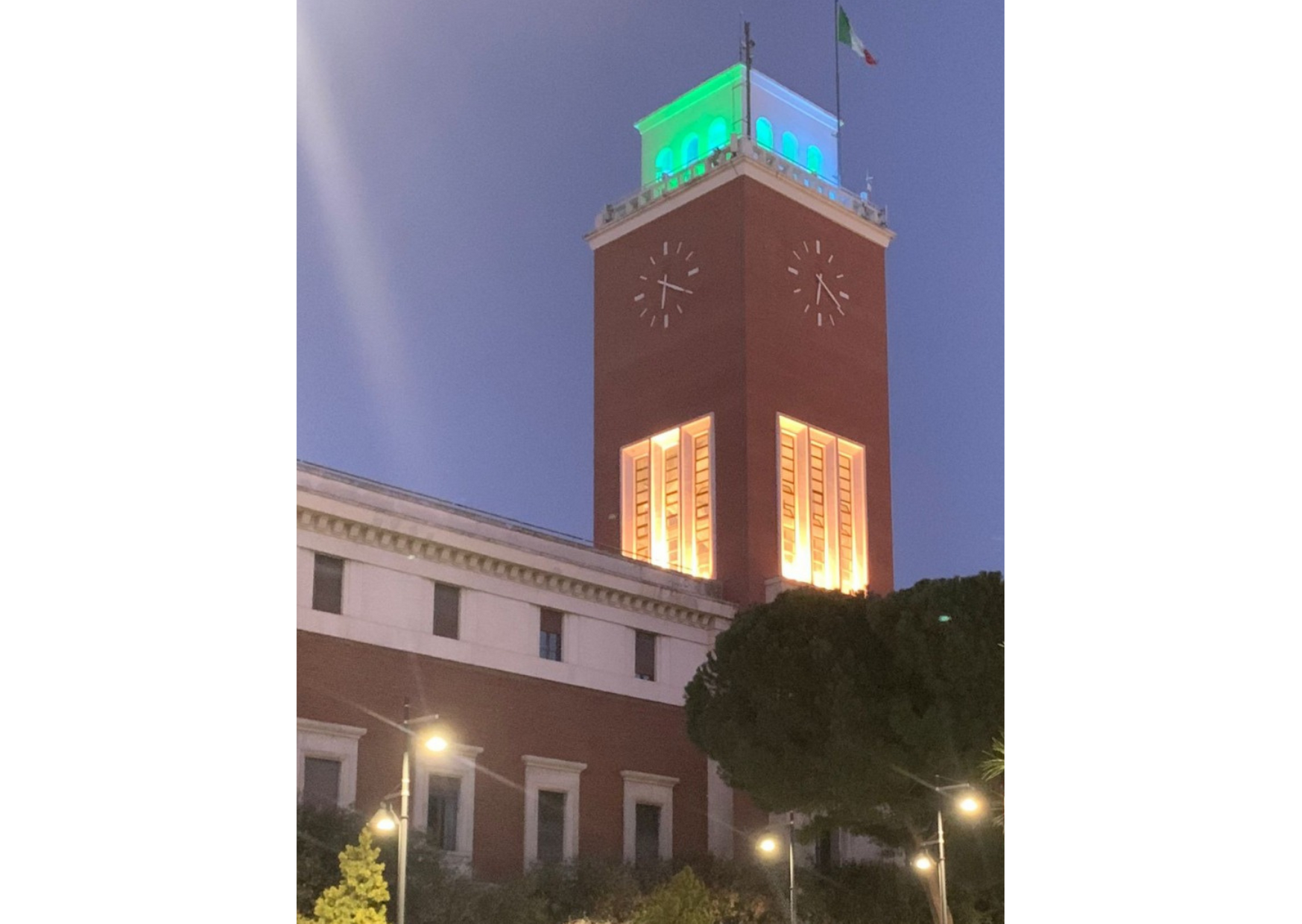 Pescara, giornata internazionale delle malattie rare, la Torre civica si tinge di blu e verde