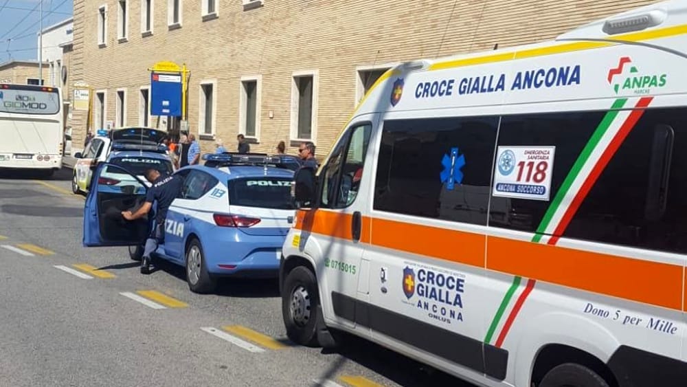 Ancona – Ragazzina attraversa sulle strisce per andare a scuola, giovane la travolge