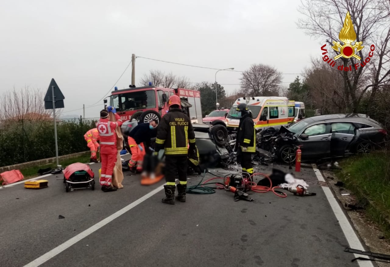 Scontro tra due auto a Polverigi. Gravi una bambina di due anni e un ragazzo