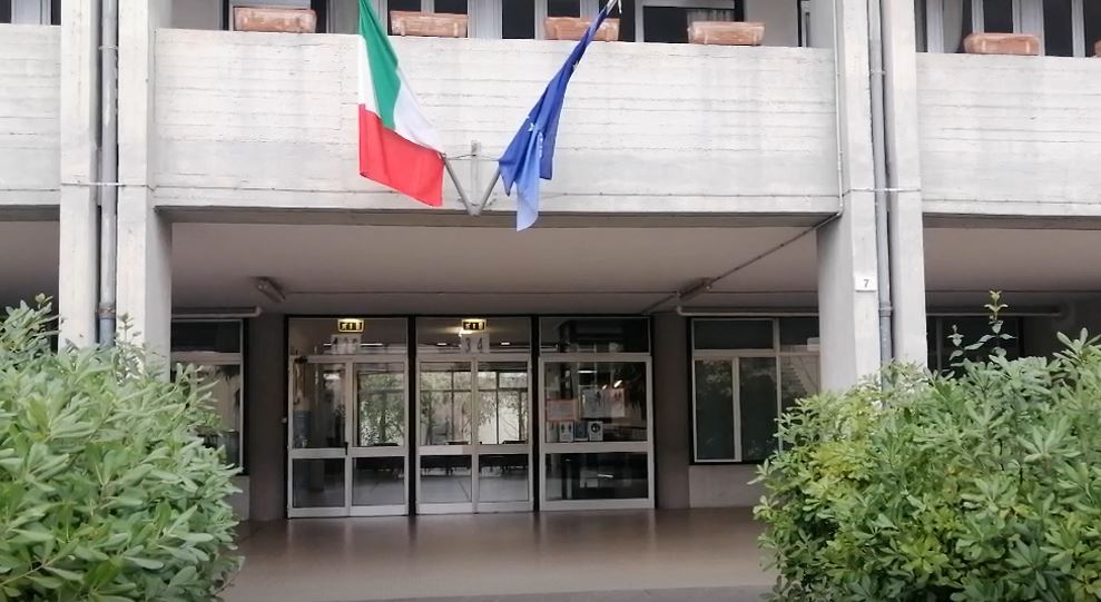 Pesaro – Focolai in due scuole, il Comune: “Chiuderle”. Asur dice no