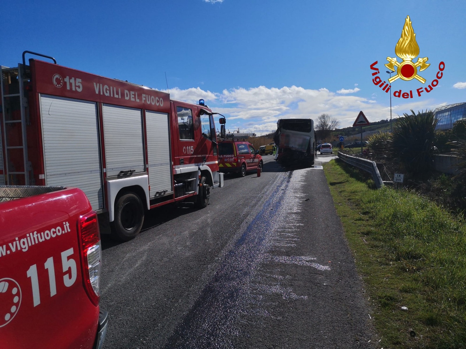 Osimo – Tir contro autobus sulla SS16, camionista estratto dalle lamiere