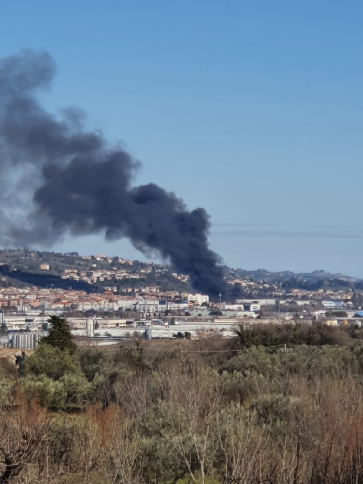 Castel di Lama – Grosso incendio nella zona industriale