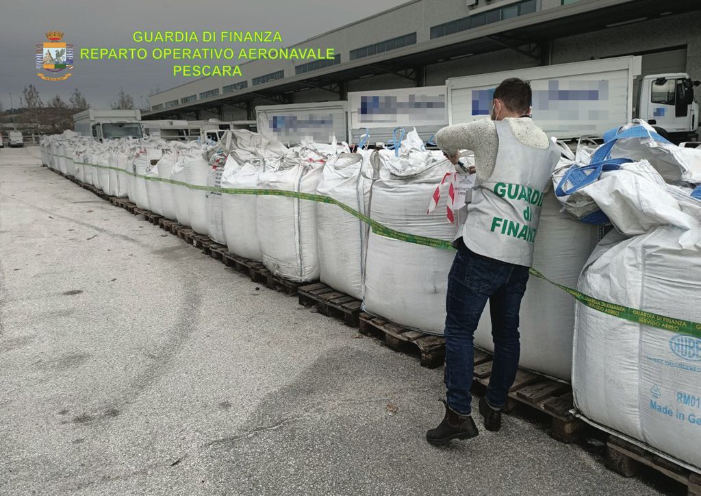 Civitanova Marche – Gdf sequestra 250 tonnellate di rifiuti plastici speciali, 5 indagati