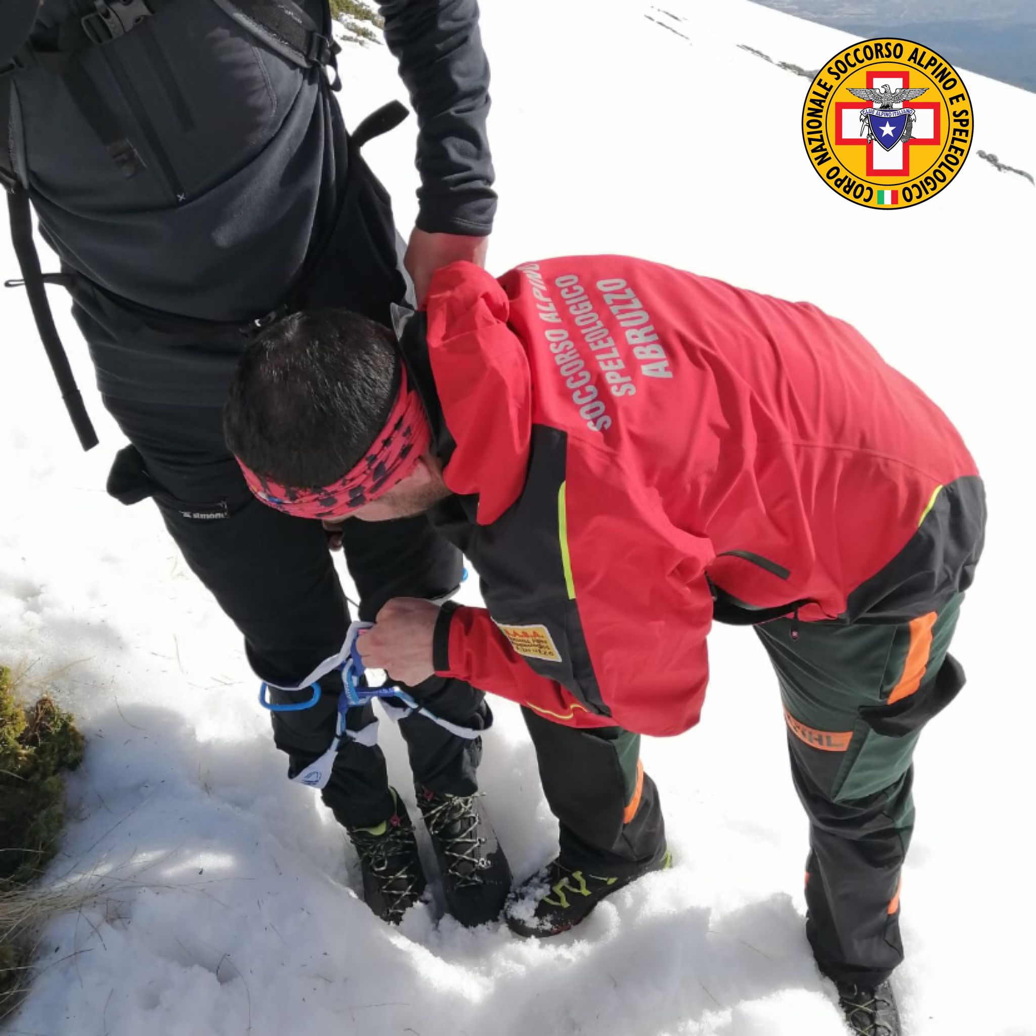 La squadra di Avezzano del soccorso alpino era ai funerali dei 4 dispersi sul Velino, quando è tornata in azione per recuperare due alpinisti, dopo un volo di 70 metri