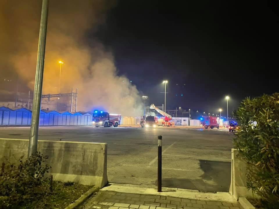 Ancona – Rogo a Marina Dorica, ipotesi corto circuito: bruciate 5 auto elettriche