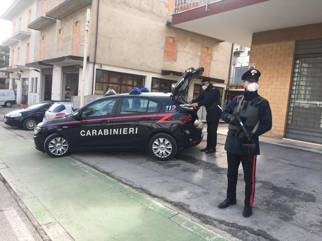 Controlli del territorio, i carabinieri rinvengono hashish e un fucile da caccia
