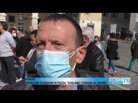 Pesaro – Gli operatori commerciali e turistici protestano in piazza: “Fateci lavorare”
