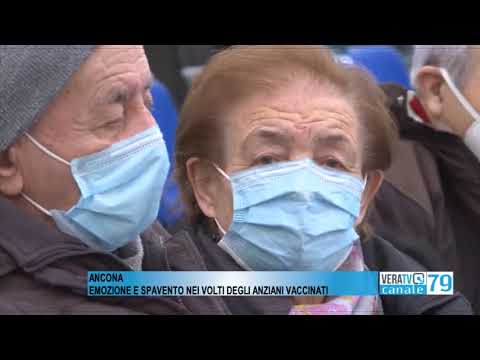 Ancona – Emozione e spavento nei volti degli anziani vaccinati