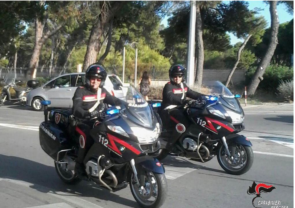 Pescara, controlli dei carabinieri: 9 persone sanzionate perché sorprese a brindare in un parcheggio