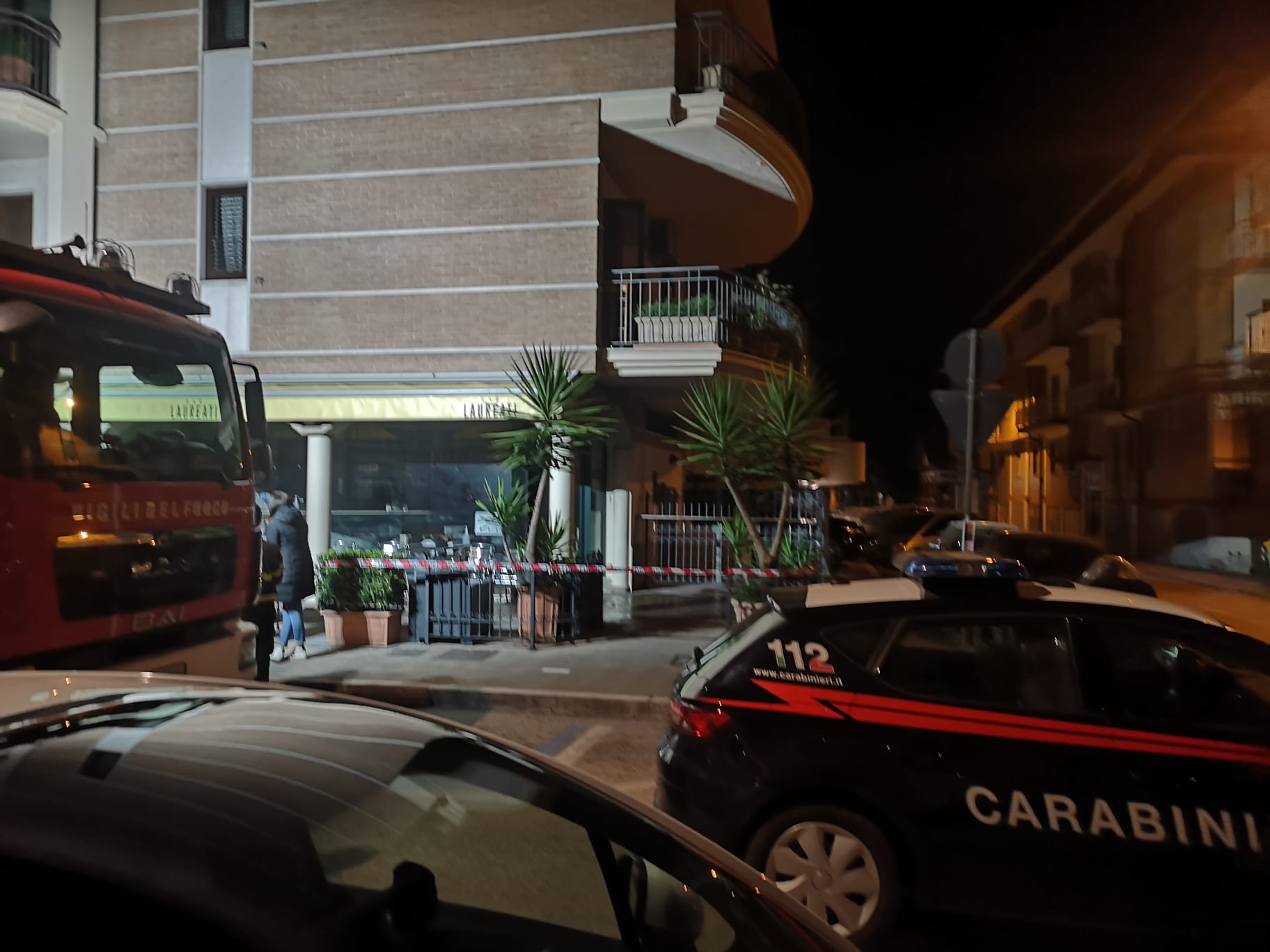 Porto d’Ascoli – Lancia molotov contro bar e torna indietro per vedere se funziona, “piromane” ripreso da telecamere