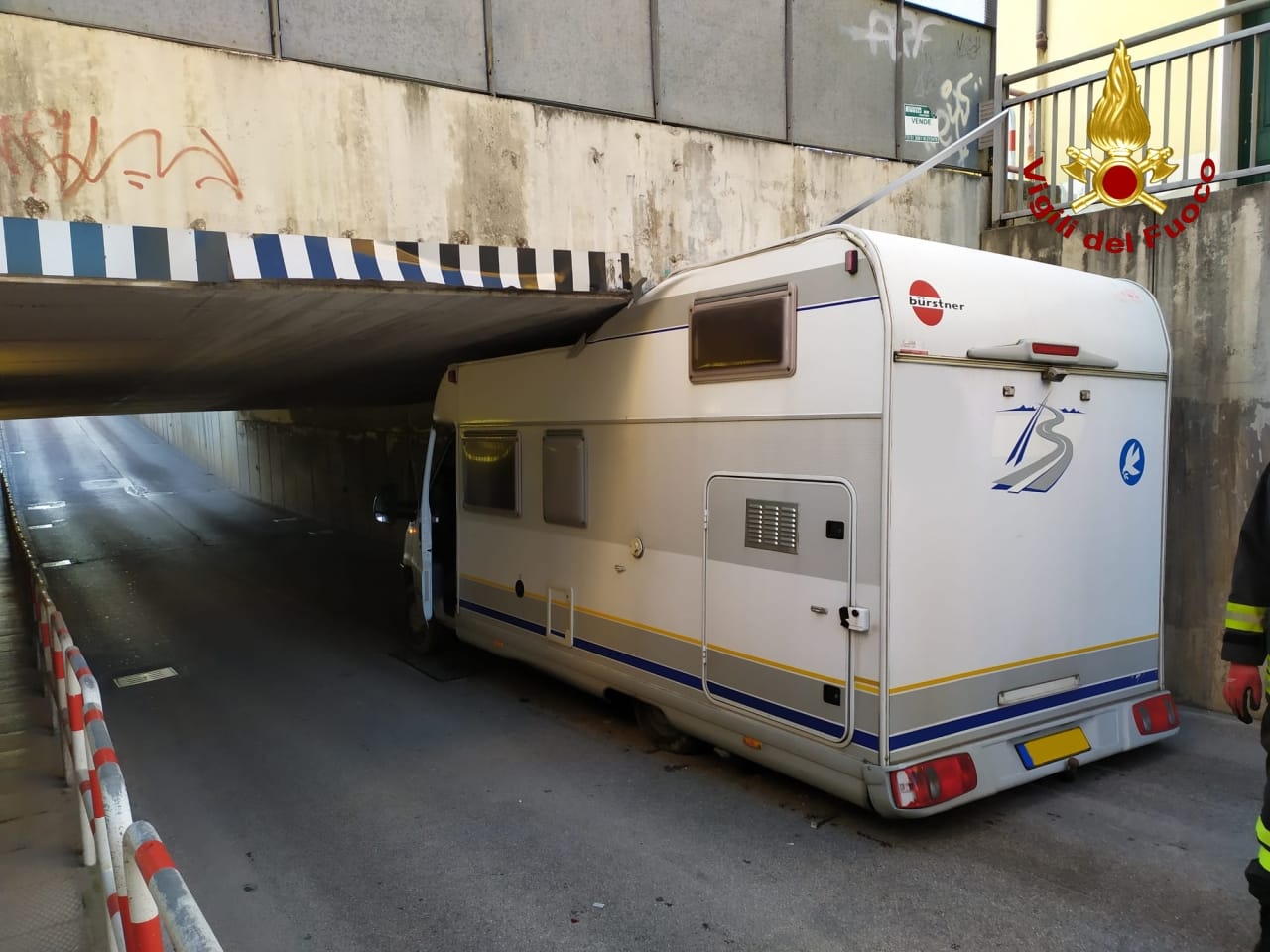 Jesi, camper incastrato nel sottopasso