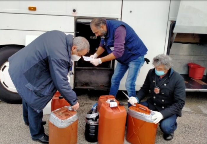 Ancona – Pullman turistico carico di 221 litri alcolici di contrabbando