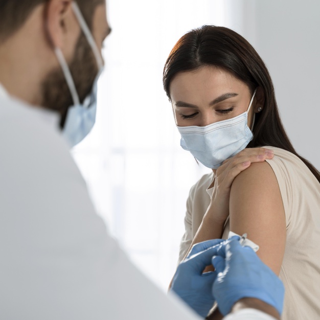 Vaccini, Aifa: “Seconda dose non oltre 42 giorni per Pfizer e Moderna”