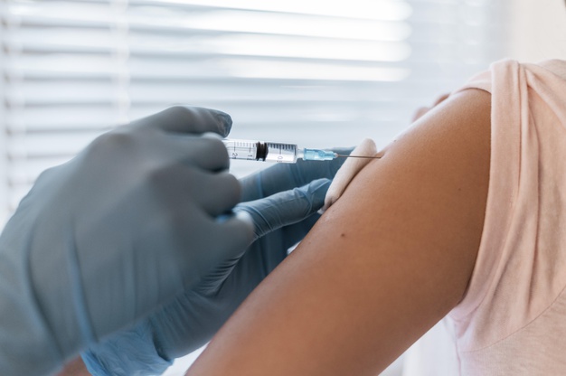 Finge di essere vaccinato contro il covid: nei guai infermiere de L’Aquila