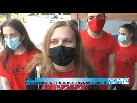 Ancona – Protesta degli studenti per chiedere le dimissioni di Filisetti