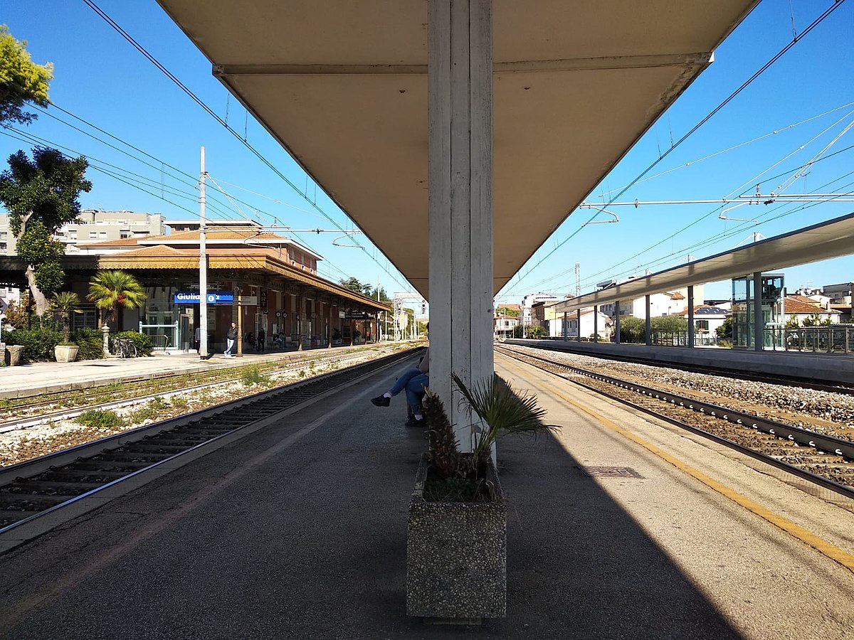 Giulianova – Si lancia sotto un treno in corsa, morto 22enne