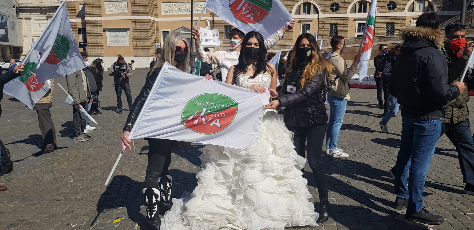 Settore wedding senza lavoro, protesta a Roma con Sgarbi e Sandra Milo
