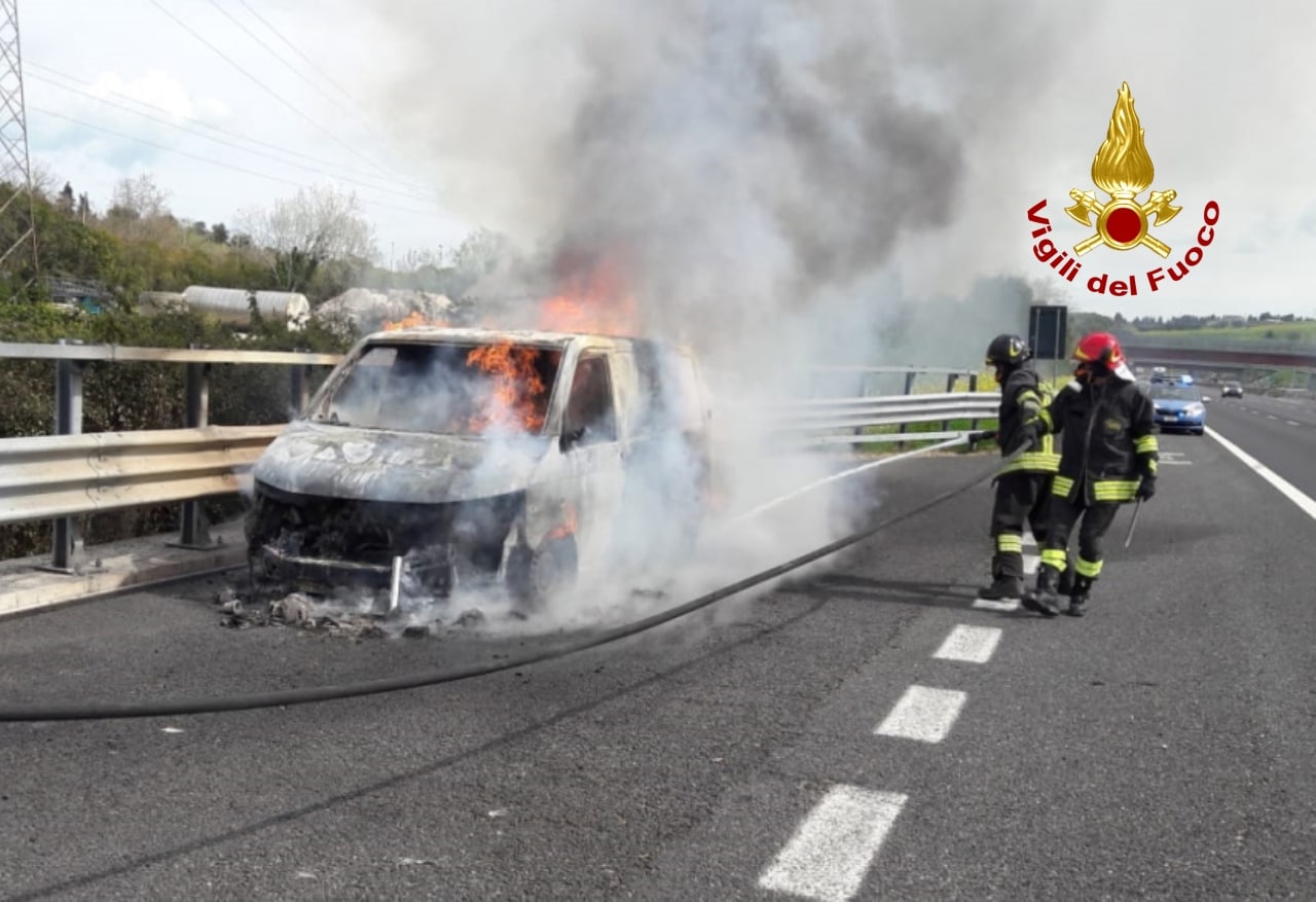 Va a fuoco un furgone, paura in autostrada a Loreto