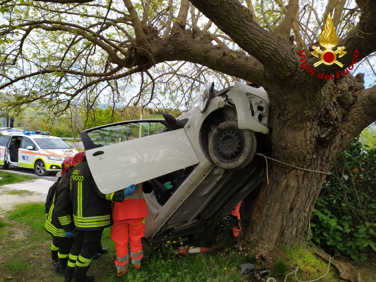 Cupramontana, con l’auto contro un albero: due feriti