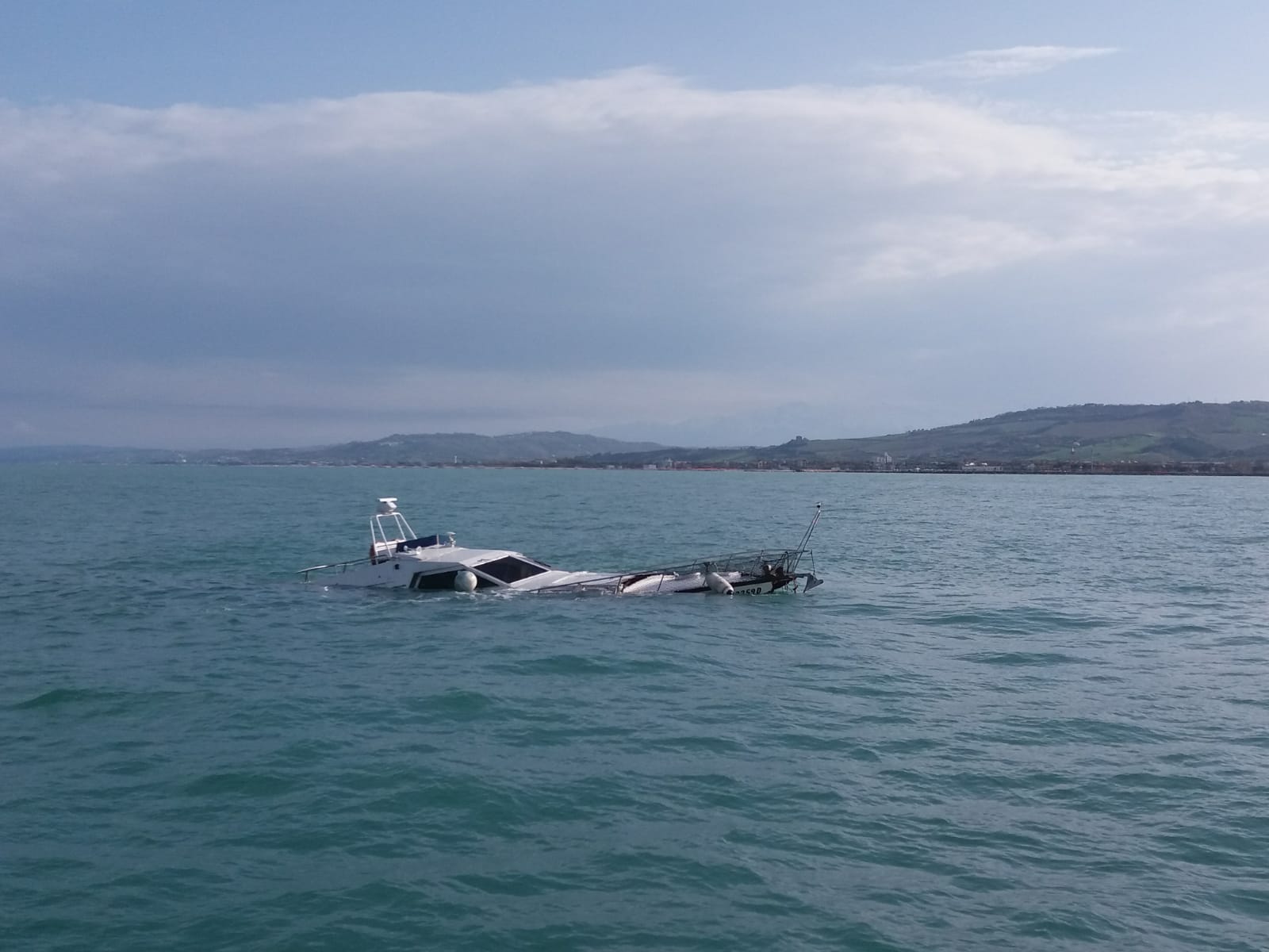 Barca affondata in zona Sentina, dovrà essere rimossa