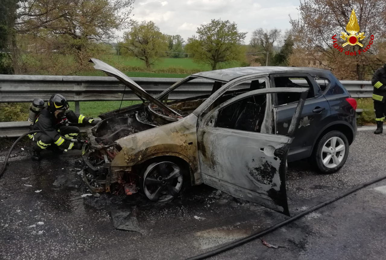 Ancora un’auto a fuoco, stavolta a Jesi