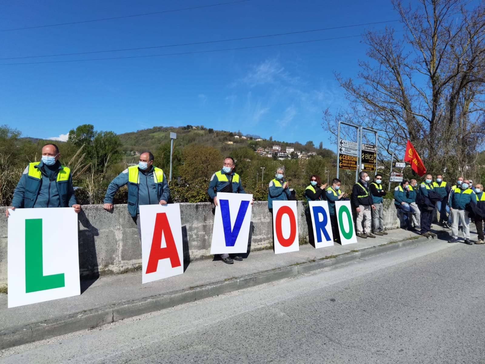 Vertenza Elica, i lavoratori “occupano” la superstrada ed attendono notizie dal ministero