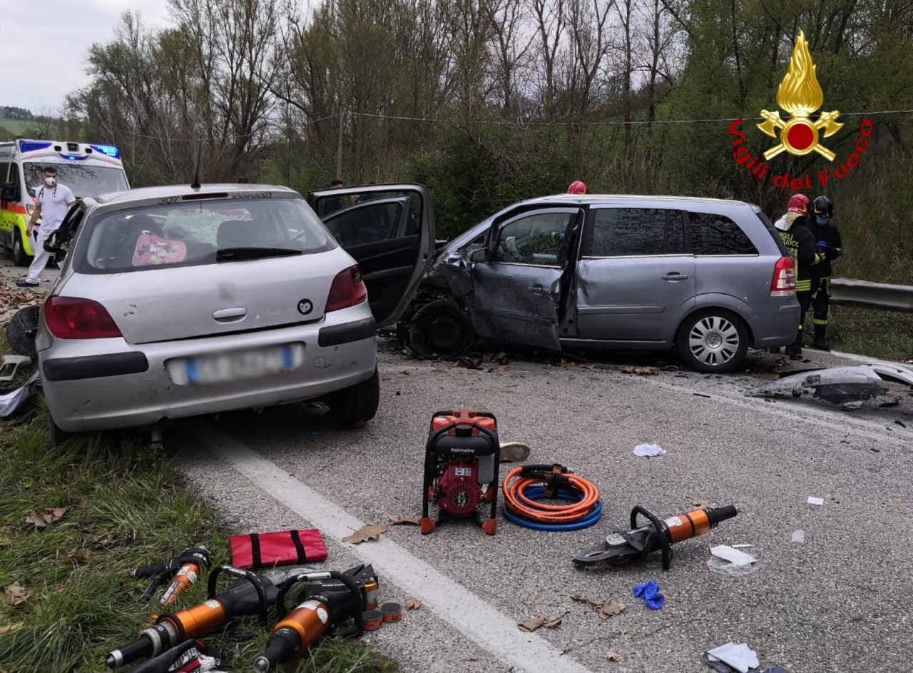 Urbino – Schianto tra due auto, quattro feriti. Bimba di tre anni trasportata con l’eliambulanza all’ospedale di Torrette