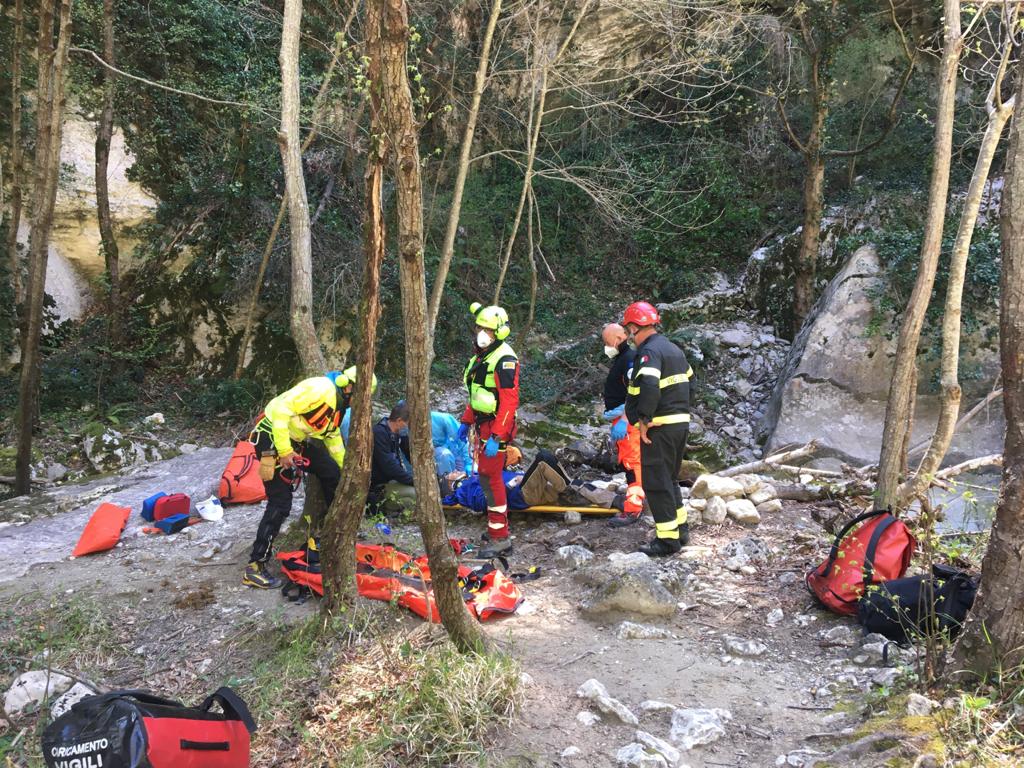 Escursionista ferito alla Gole del Salinello, soccorso dai vigili del fuoco