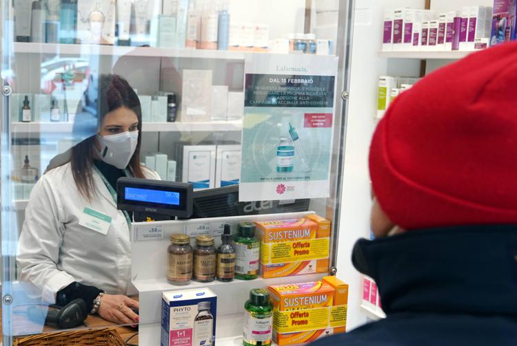 Marche – Vaccini in farmacia, c’è l’accordo: costerà 7 euro