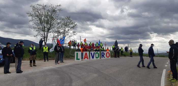 Fabriano – La protesta dei lavoratori Elica approda al Giro d’Italia