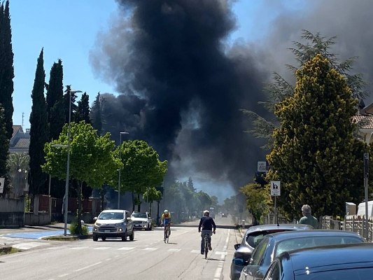 Colonnella – Fumo nero lungo la Bonifica, a fuoco cisterna