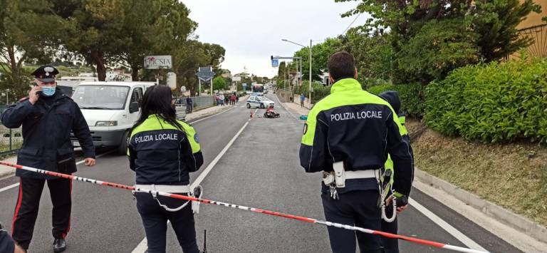 Osimo – Tremendo impatto tra moto ed autocarro: muore un 41enne di Ancona