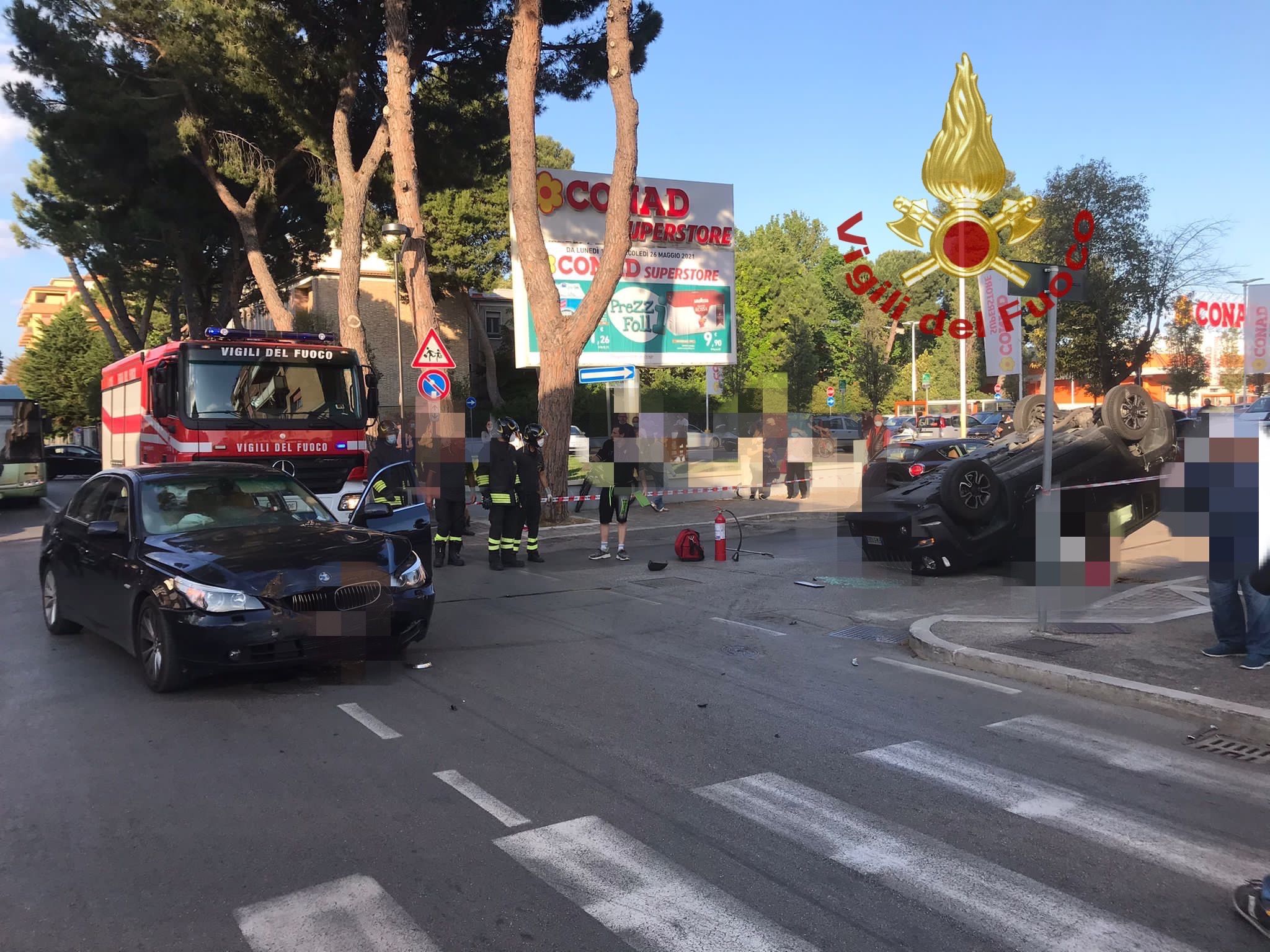 Pescara: incidente su Via Del Circuito, un’auto si capovolge. 57enne in prognosi riservata