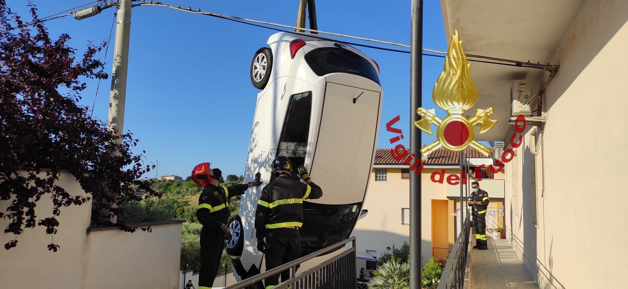 Pescara, auto finisce in verticale a Fontanelle dopo una manovra errata