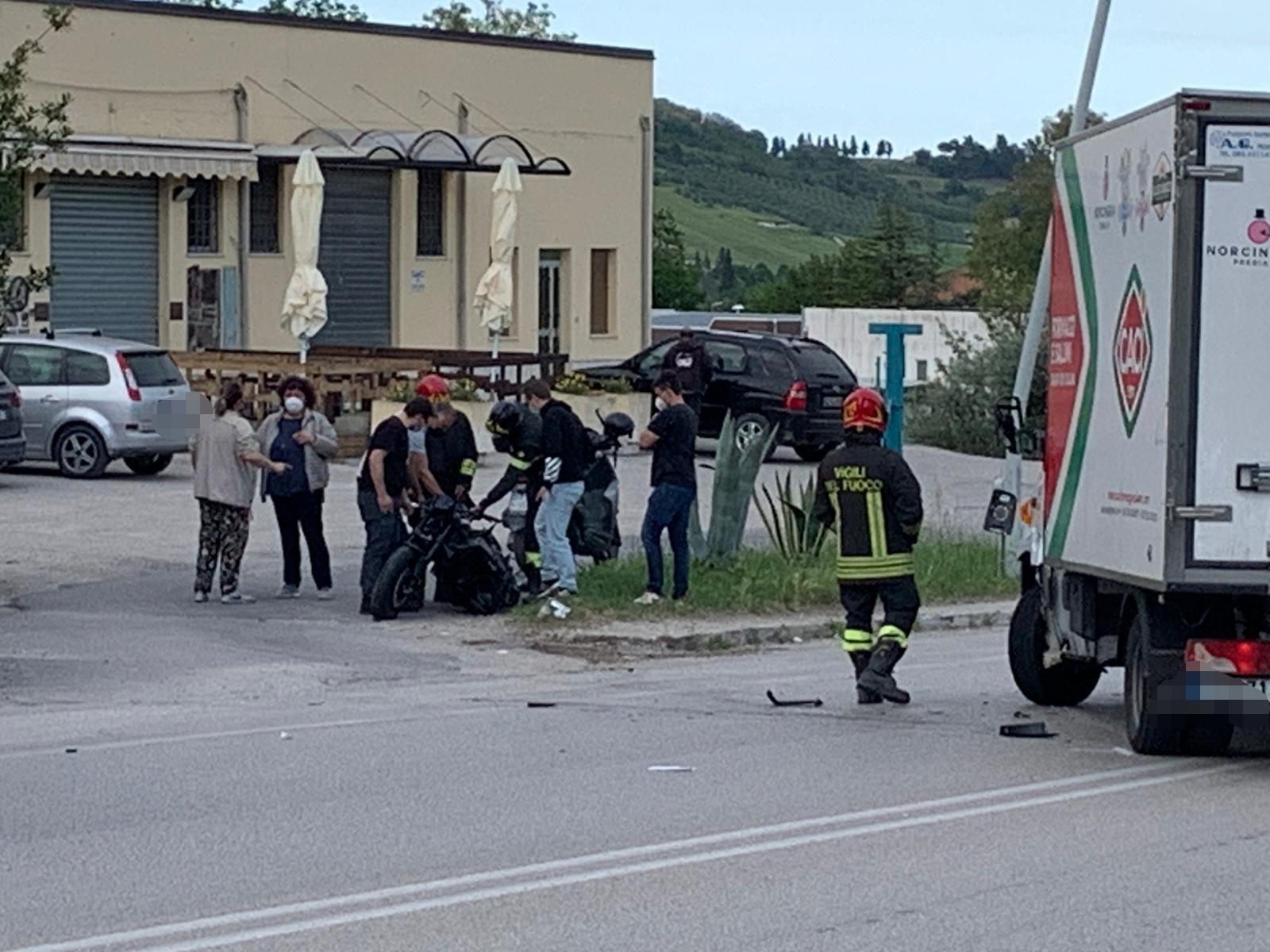 Ascoli – Scontro moto-furgone sull’asse attrezzato, elisoccorso per una 31enne