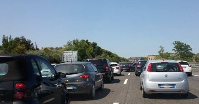 A14: Autocisterna che trasporta vino urta guard rail, 12 chilometri di coda in direzione Pescara