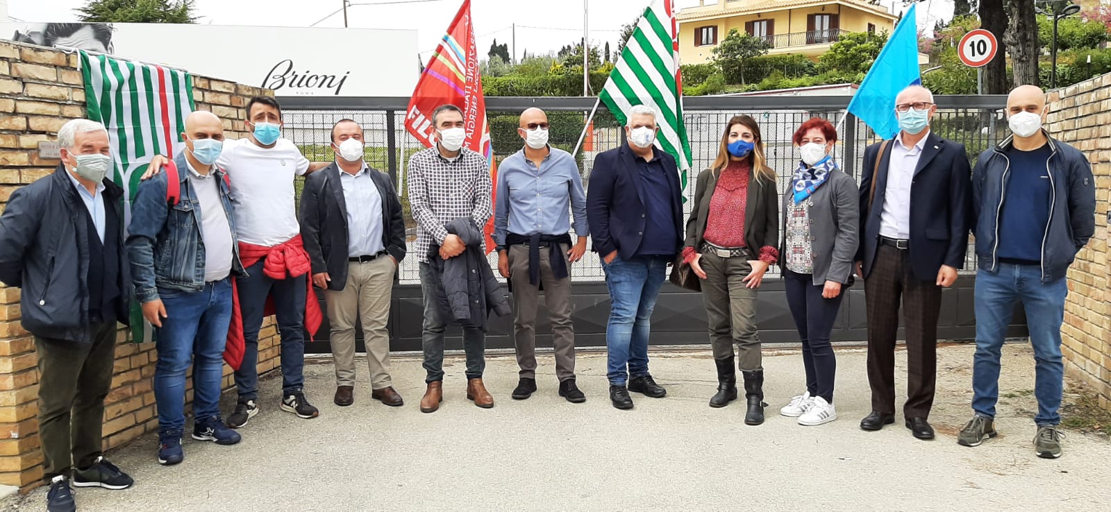 Penne – Cigl, Cisl e Uil davanti allo stabilimento della Brioni: “L’Abruzzo si cura con il lavoro”