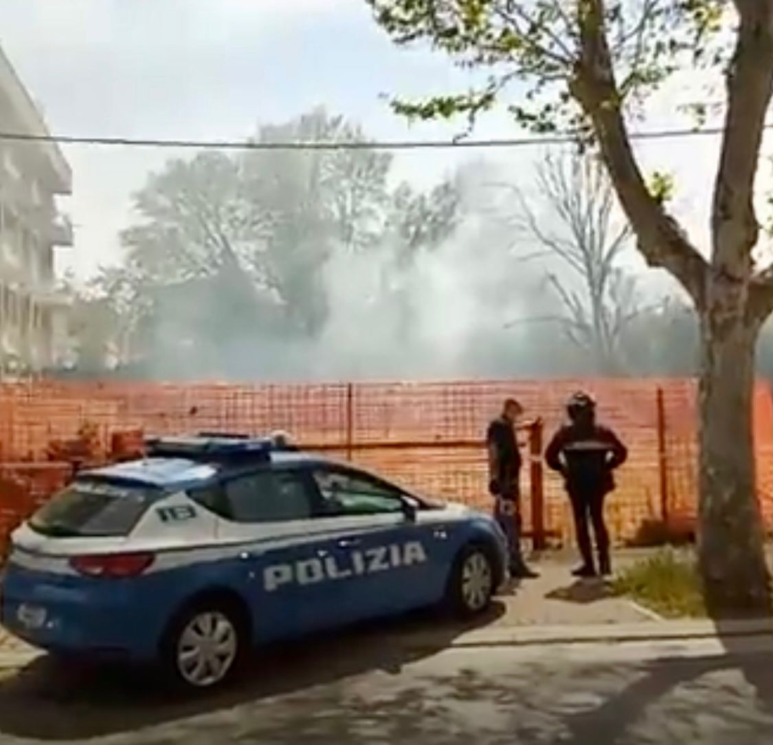 Pescara: incendio di sterpaglie in via Tiburtina, in zona Rancitelli