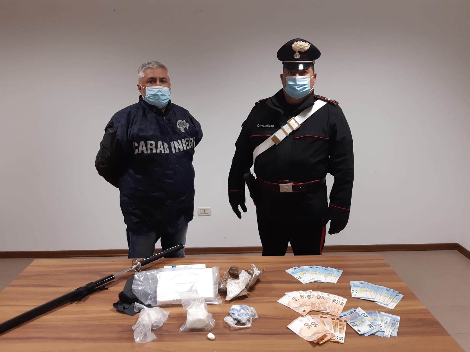Urbino – Trasportava sul camioncino 1,3 kg di cocaina, 22enne macedone arrestato dai carabinieri